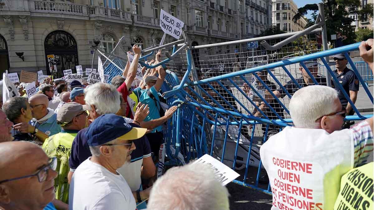 Decenas de jubilados se han concentrado esta mañana a las puertas del Congreso de los Diputados en Madrid para pedir unas pensiones más dignas. 