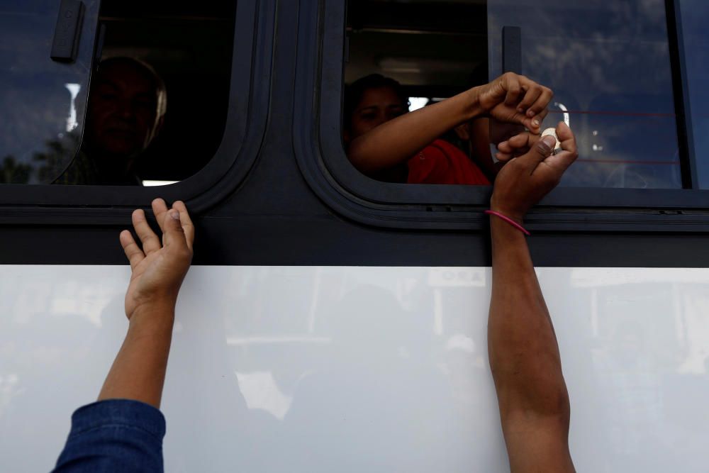 A group of Central American migrants, moving in ...