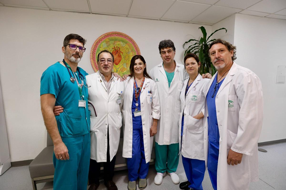 Algunos profesionales de la Coordinación de Trasplantes del hospital Reina Sofía. De izquierda a derecha, Rafael León, Juan Carlos Robles, Isabel Jurado, José María dueñas, María José Rodríguez y Rafael Vigara.