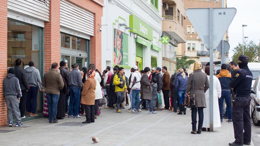 Insultos, golpes y amenazas de muerte: Dos detenidos y tres policías heridos en la oficina de extranjería de Castelló