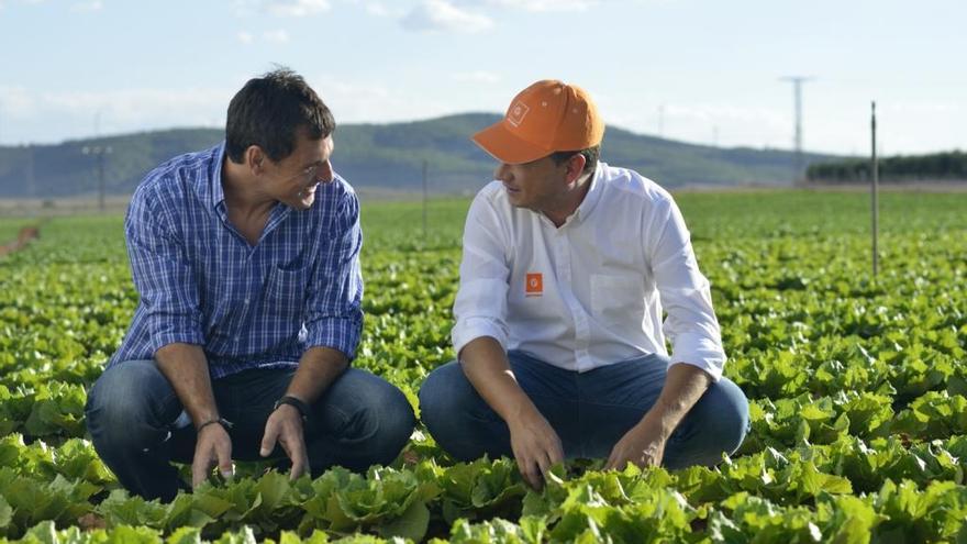 Uno de los comerciales de Gestiriego dialoga con un cliente