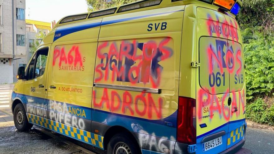 Ambulancia en Cangas con pintadas por el conflicto laboral. |   // S.Á.