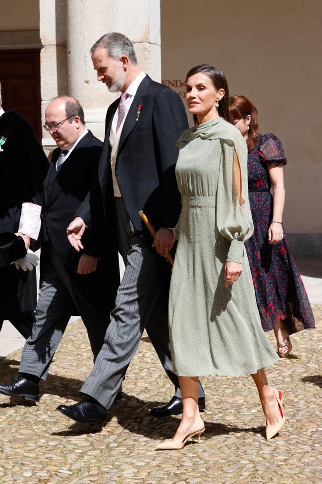 El look de la reina Letizia con vestido de Vogana y zapatos de la princesa Leonor en el Premio de Literatura Miguel de Cervantes