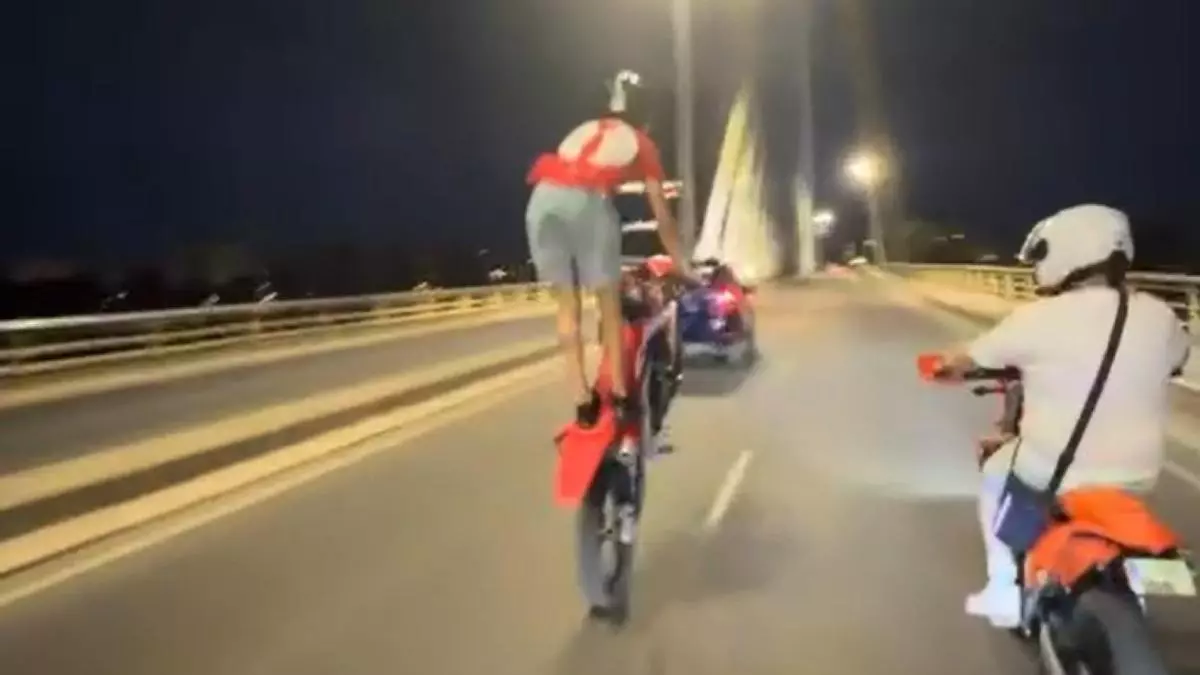 Indignación en Badajoz por un motorista que hace un caballito de pie sobre su moto en el puente Real