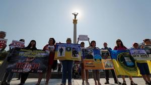 Familias de soldados desaparecidos y prisioneros de la guerra ucranianos protestan en una plaza en Kiev, Ucrania. 