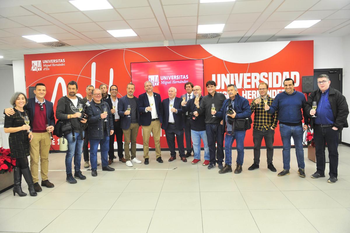 El tradicional brindis de la UMH con los medios de comunicación se ha celebrado en la sede que tiene en la Plaça de Baix.