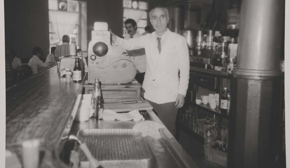 Ernesto Martínez, el 'camarero bizco' de El Jute, la tasca donde Vargas Llosa escribió su primera novela.