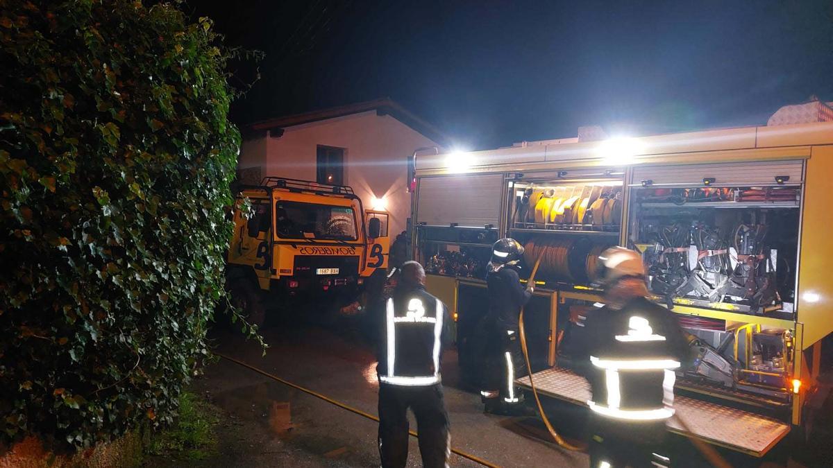 Susto en Llanes al incendiarse una casa de dos plantas