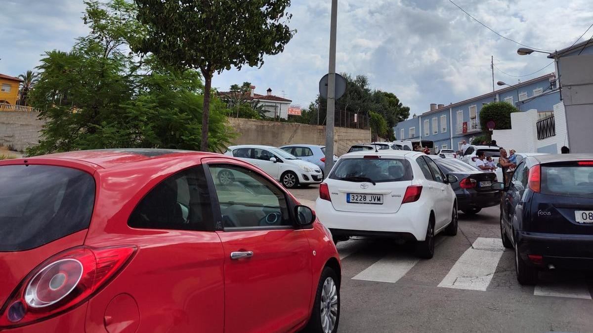 Varios coches colapsan el acceso al colegio Sagrada Familia.