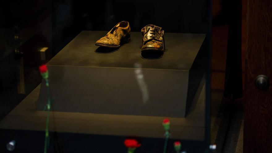 Los zapatos de Salvador Allende, durante la inauguración de la muestra 'El caminar de un demócrata' en el Palacio de La Moneda.