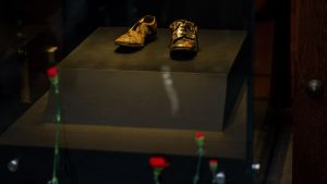 Los zapatos de Salvador Allende, durante la inauguración de la muestra El caminar de un demócrata en el Palacio de La Moneda.