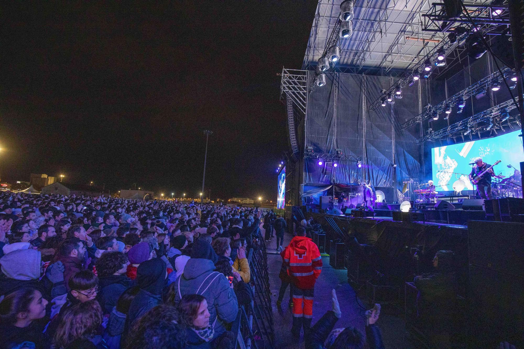 Miles de personas desafían al frío para ver el concierto de Antònia Font en Palma