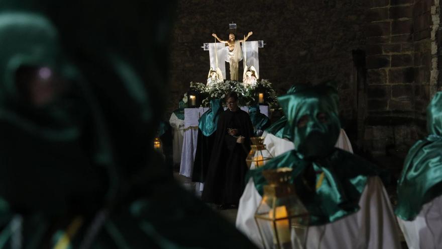 La salida, anoche, del paso de Jesús Resucitado de la iglesia de San Antonio para ir al encuentro de la Virgen de la Soledad y San Pedro. | Ricardo Solís