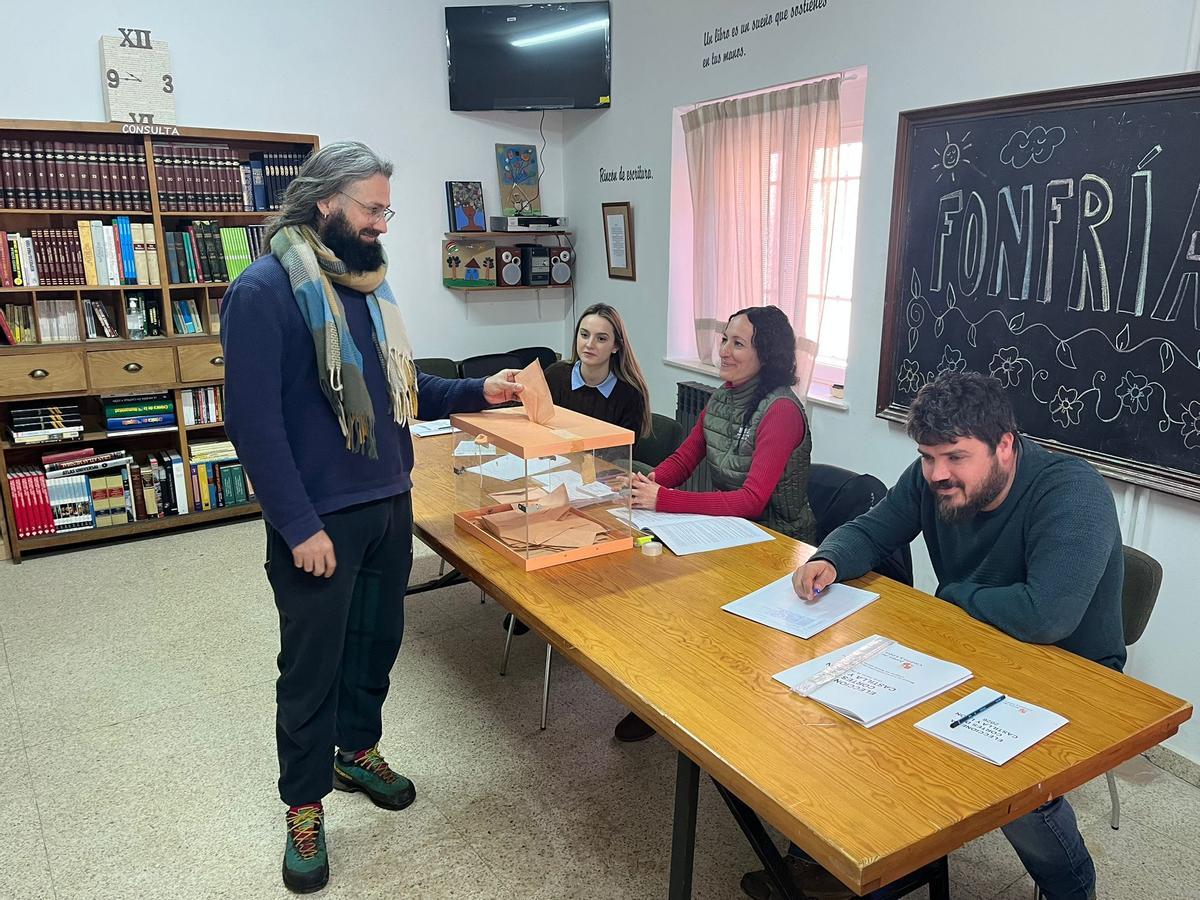 Mesa electoral de Fonfria con dos miembros de la comunidad de hinduistas presidiendo y votando, respectivamente.