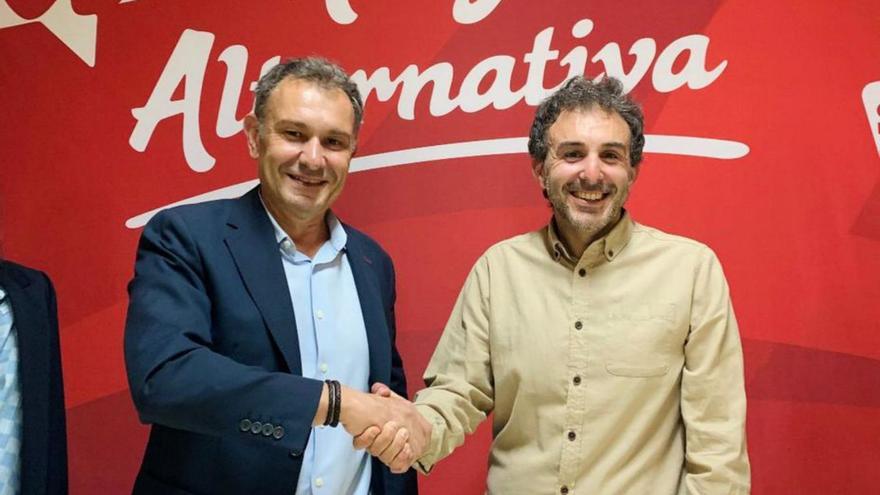 Jorge Suárez (PSOE) y César Fidalgo (IU) se dan la mano tras alcanzar el acuerdo de gobierno en Gozón.