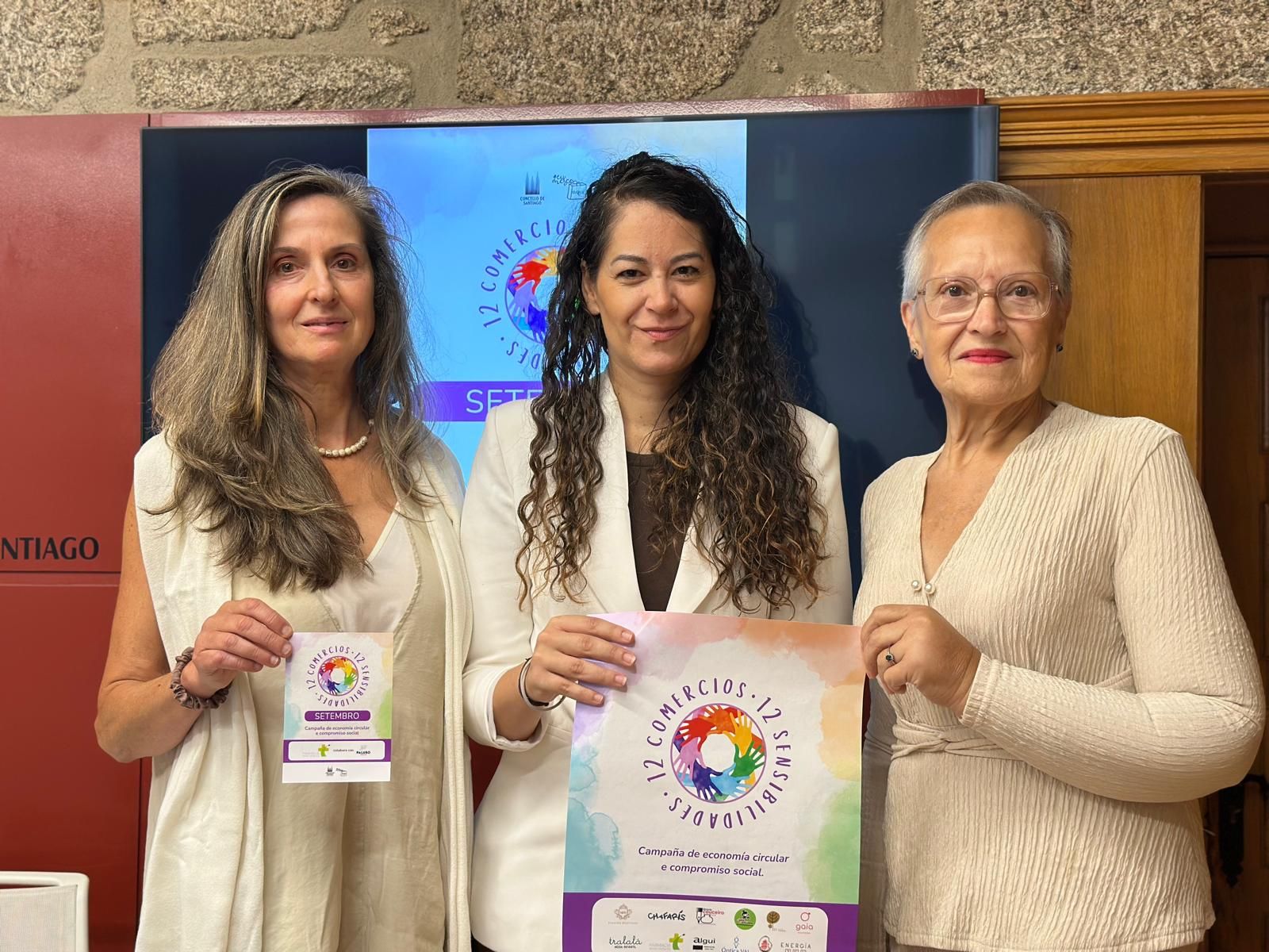 Rosa Vázquez, María Rozas y Chus Iglesias en la presentación de la nueva entrega de '12 comercios, 12 sensibilidades' en Santiago.