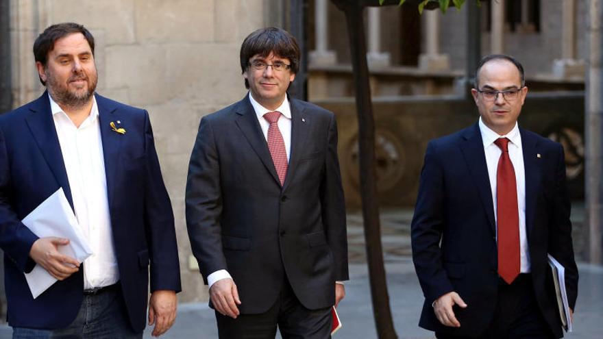 Puigdemont, entre Junqueras i Turull, al Palau de la Generalitat la setmana passada
