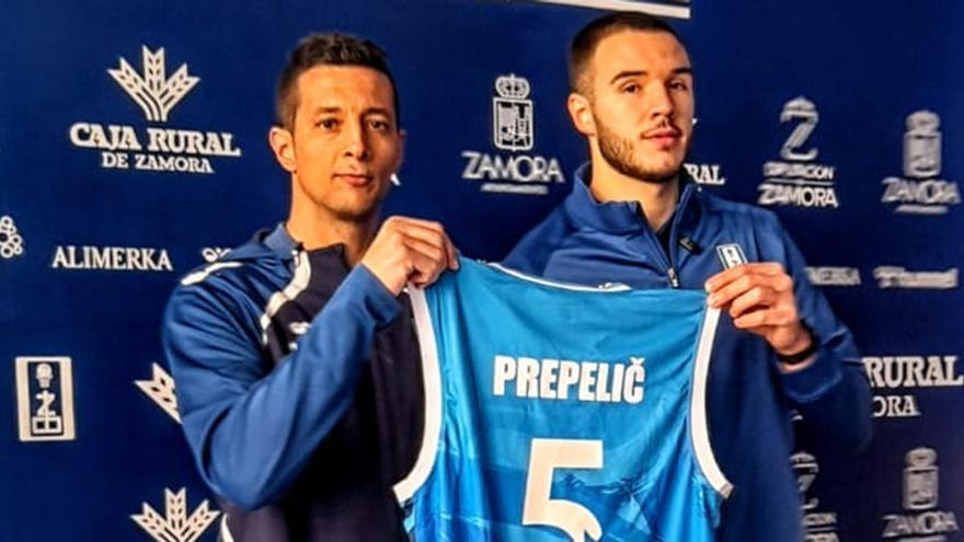 El nuevo jugador del CB Zamora con su entrenador, Saulo Hernández. | LOZ