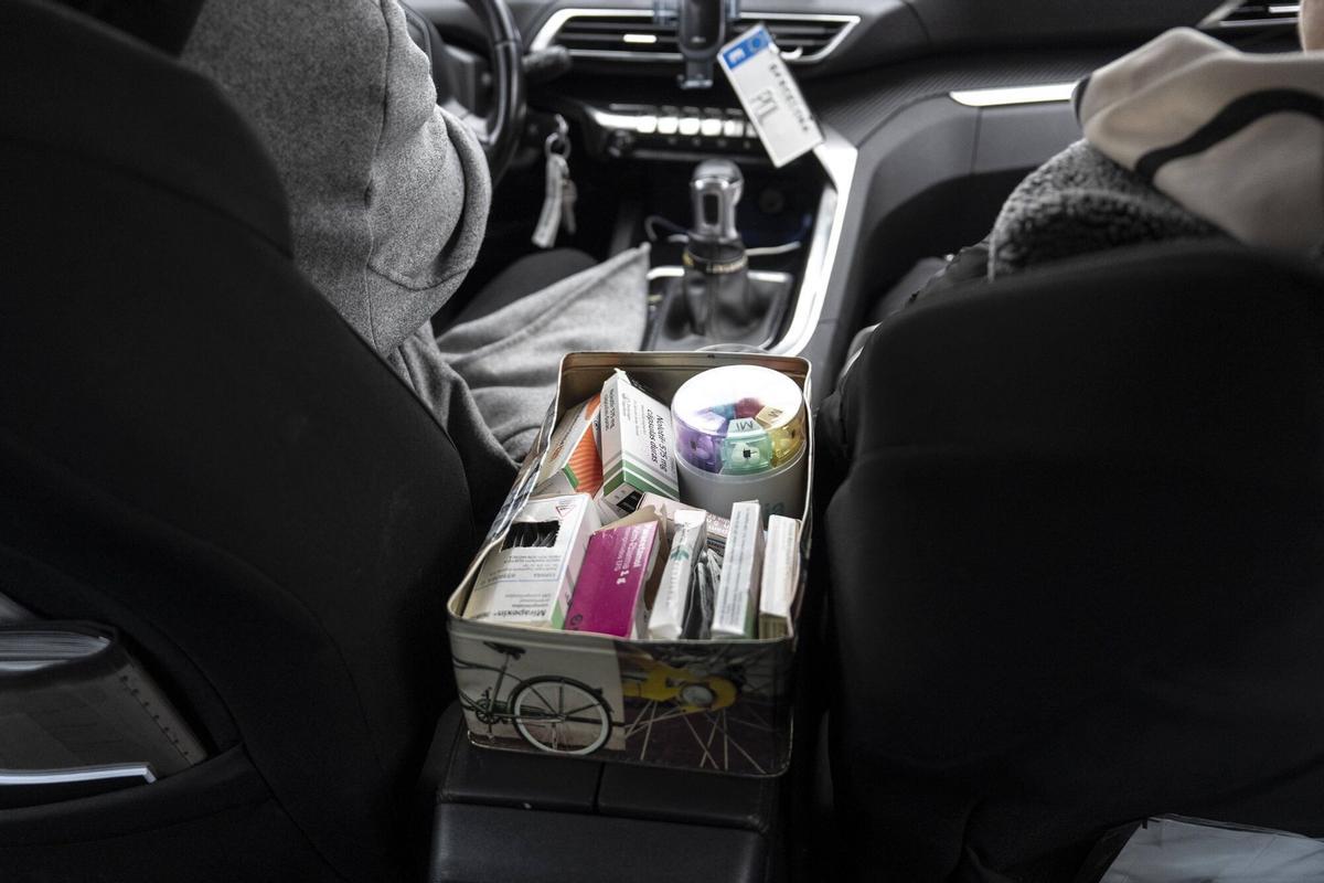 Sabadell 20/01/2025 Josep Anton Roncalés y Nuria, pareja de Sabadell que se ha visto obligada a dormir en su coche después de ser desahuciados de su piso. Duermen en un aparcamiento privado y en la plaza contigua guardan todas las pertenencias que sacaron de su piso después del desahucio Fotografía de Ferran Nadeu