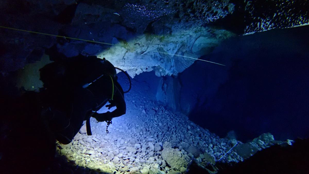 Alejandro Martínez, buceando en la Cueva de los Lagos, de Lanzarote.