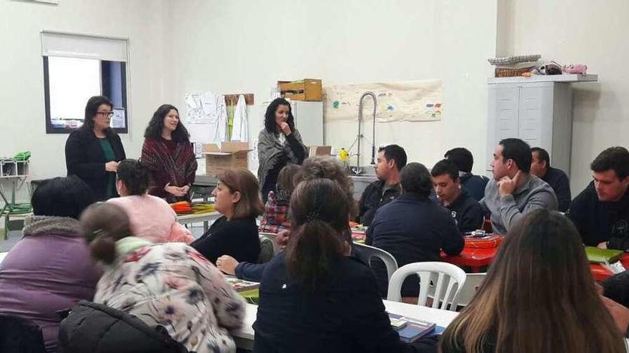 La concejal Carmen Amoedo (izq.), con docentes y participantes en el plan de empleo de Redondela. // FdV