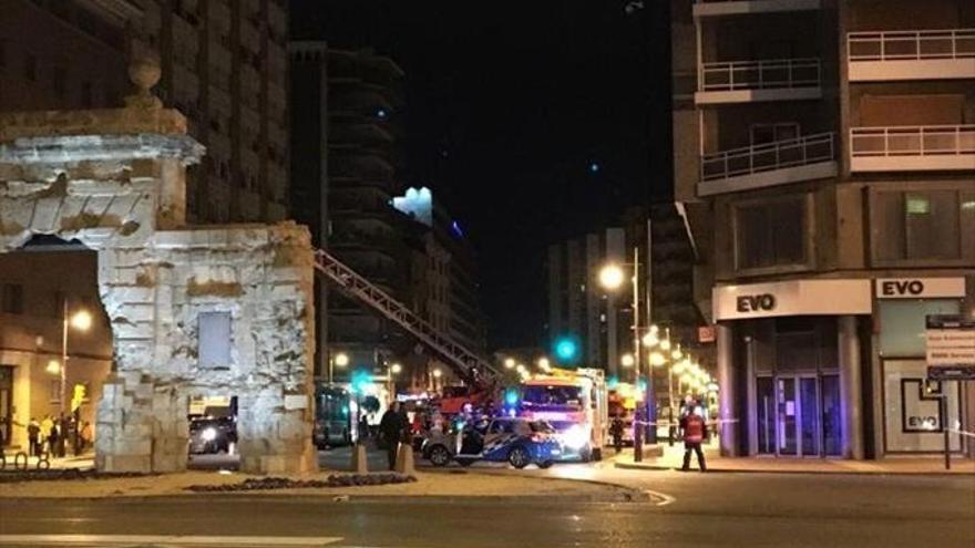 Fuego en una torre de pisos junto a la Puerta del Carmen