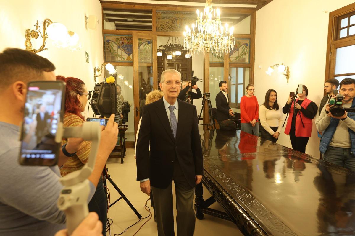 Antonio Martínez Canales entra a la Sala del Oriol.