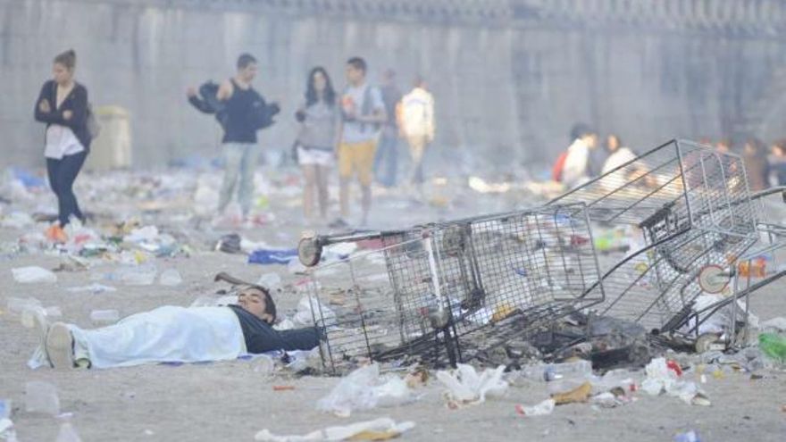 Carritos de compra y otros desperdicios, a primera hora de la mañana de ayer en la playa del Orzán. / carlos pardellas