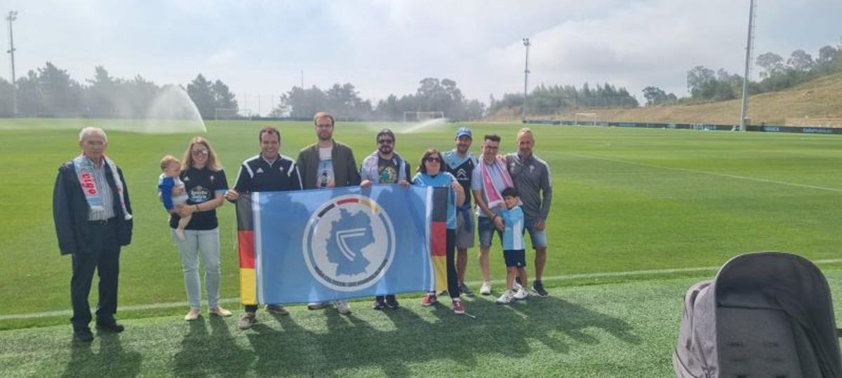 Integrantes de la peña Die Himmelblauen en la Ciudad Deportiva Afouteza.