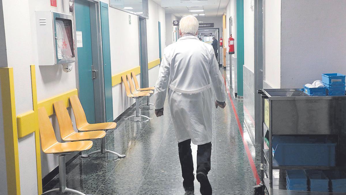 Un médico en el Complexo Hospitalario de Santiago