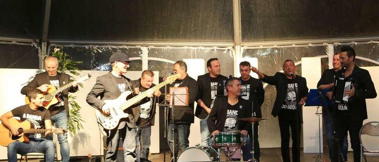 Actuación de la Banda do Sequío en la carpa auditorio de O Grove, el sábado pasado. // Muñiz