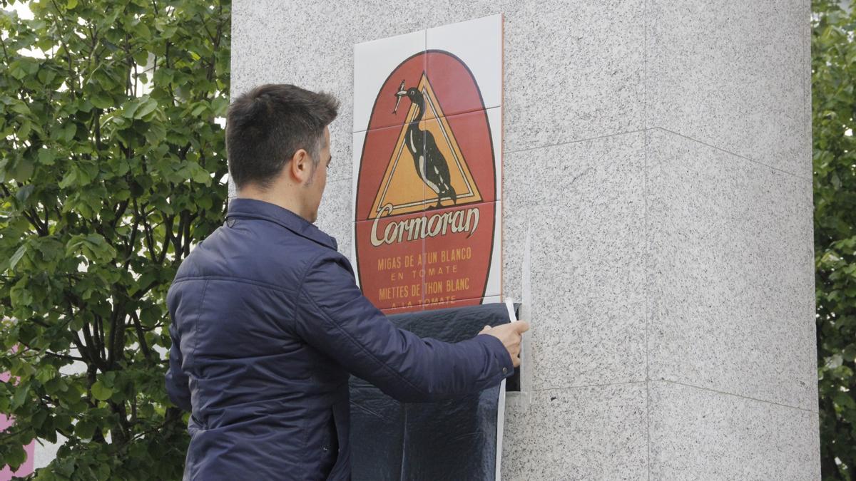 El concejal de Urbanismo de Bueu, Martín Villanueva, descubre en un acto de 2018 las placas de la calle Cormorán, en la Praza Massó.
