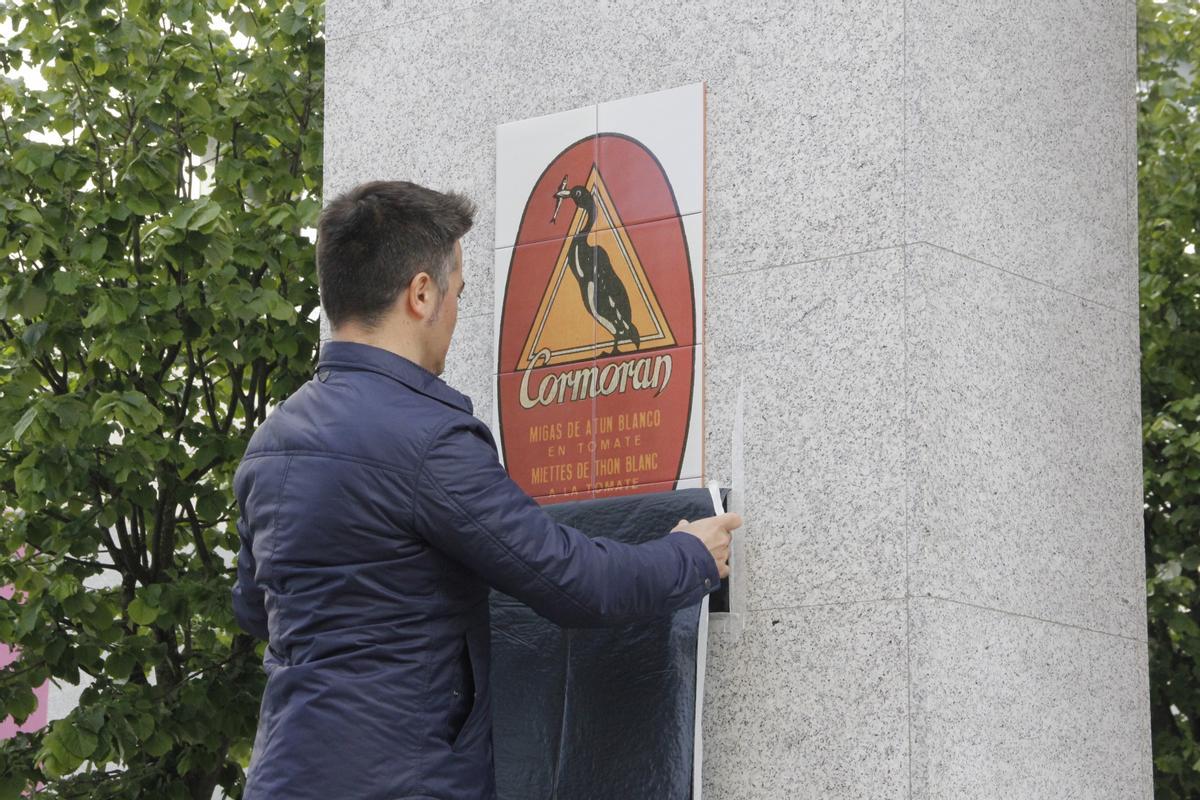 El concejal de Urbanismo de Bueu, Martín Villanueva, descubre en un acto de 2018 las placas de la calle Cormorán, en la Praza Massó.