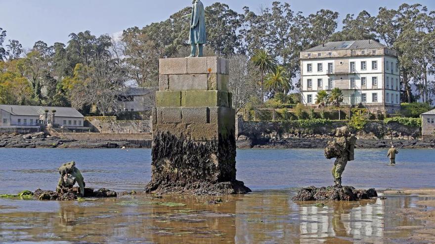 Monumento del Capitán Nemo, en la playa de Cesantes, con la isla de San Simón al fondo. / Marta G. Brea