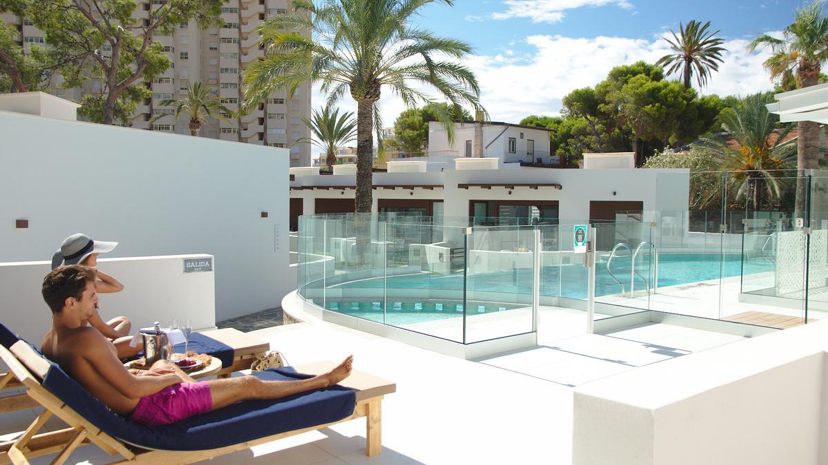 Carmen Beach ofrece un amplio chill out, un solárium y la piscina con terraza