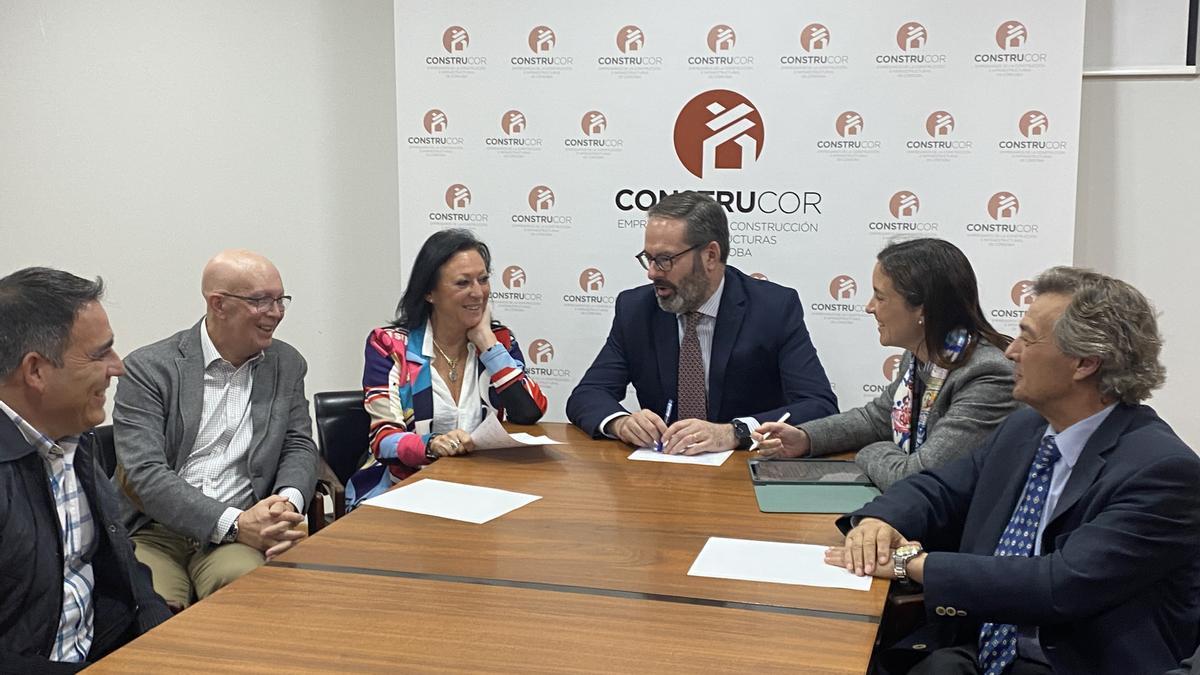 María Dolores Jiménez, Adolfo Molina y Cristina Casanueva (centro) en la reunión mantenida por responsables de la Junta en Córdoba y Construcor.