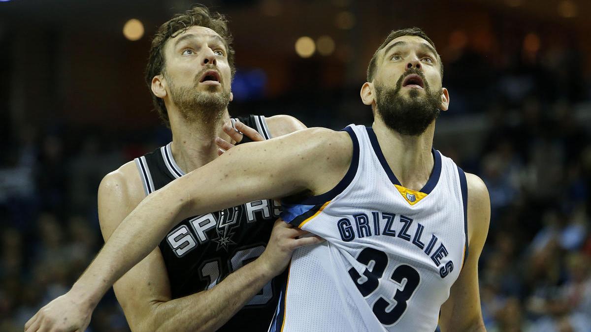 Pau y Marc Gasol, en un partido de NBA