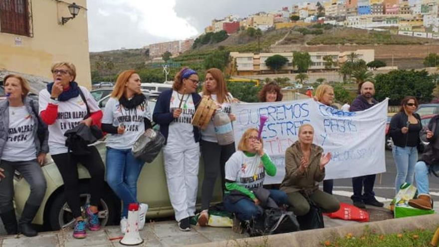 El retraso en las nóminas obliga a limpiadoras de colegios a acudir a comedores sociales