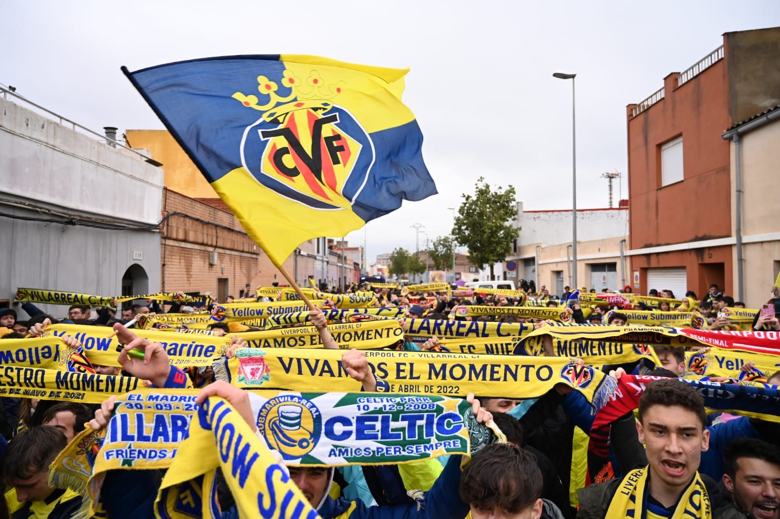 Fotogalería | La lluvia no frena las ganas de la afición del Villarreal de ver a su equipo en la final de Champions