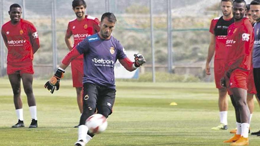 Manolo Reina (en el centro de la imagen) ayer durante el entreno que el equipo realizó en Zaragoza.