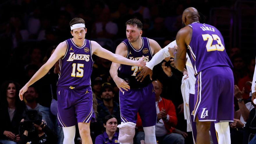 Austin Reaves celebra junto a Luka Doncic y LeBron James durante el derbi de anoche.