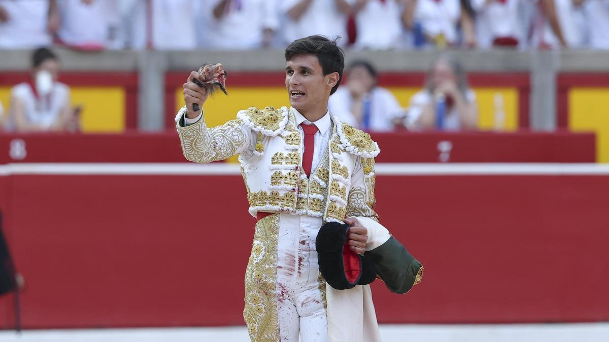 Galván y Diosleguarde pasean trofeos de una manejable corrida de Cebada Gago en Pamplona
