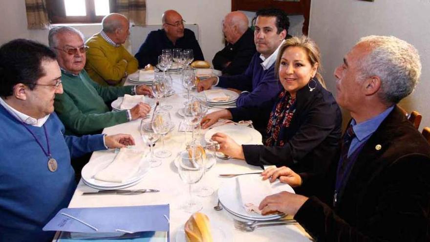 La alcaldesa, Rosa Valdeón, junto al presidente de la cofradía, Martín Alén, y el delegado de la Junta, Alberto Castro, durante la comida.