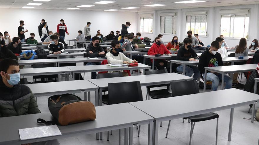 Alguns alumnes de primer de grau de la UdG entrant a l&#039;aula per començar la classe