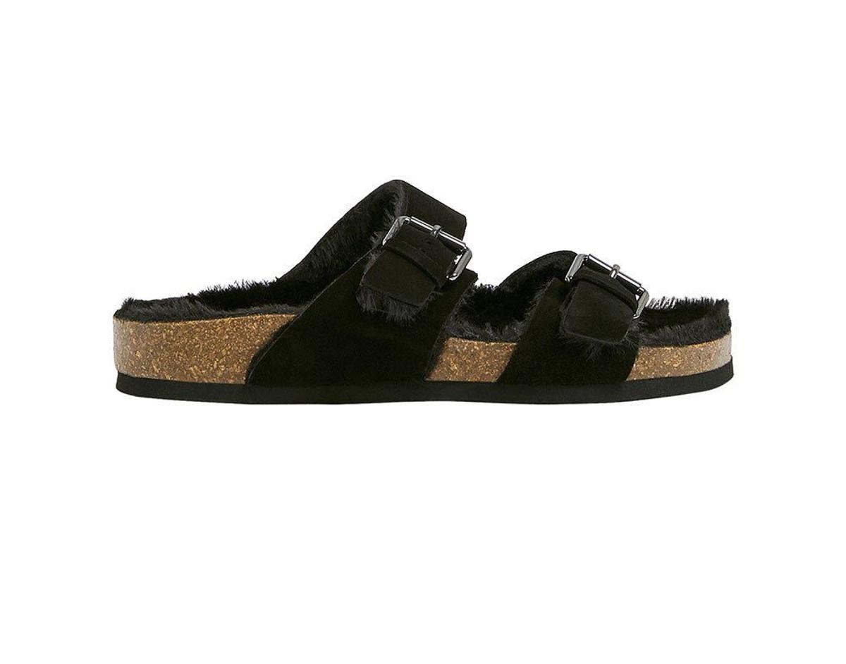 Sandalias con hebillas y pelito negro de colección Intimates de Pull&amp;Bear. (Precio: 35,99 euros)