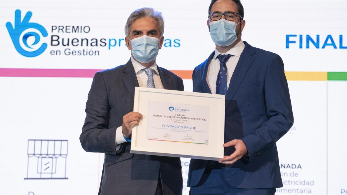 Jesús García, vicepresidente de Fundación Prode, recoge el premio.
