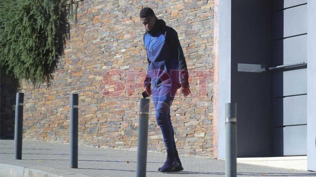 Dembélé saliendo de casa para acudir a la Ciutat Esportiva