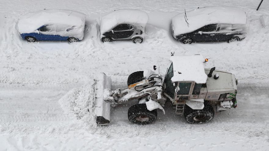 Una màquina treu la neu d&#039;un dels carrers de Madrid, on el temporal Filomena ha descarregat amb força