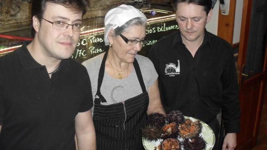 Ricardo Pérez, Josefina Fernández y José Pérez, en el restaurante Santarúa.