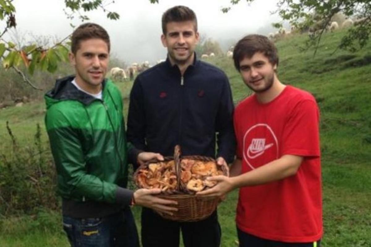 Piqué (centre) ensenya un cistell de bolets amb el seu germà Marc (dreta) i Andreu Fontàs, l’usuari de Twitter que ha penjat la imatge. Piqué (centre) ensenya un cistell de bolets amb el seu germà Marc (dreta) i Andreu Fontàs, l’usuari de Twitter que ha penjat la imatge.
